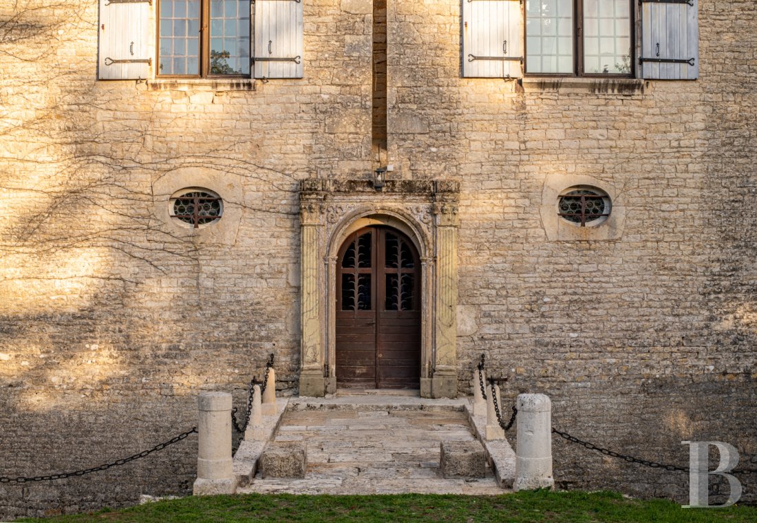 A 15th-century castle overlooking rolling farmland between Poitiers and Angoulême, in the Vienne region. - photo  n°8